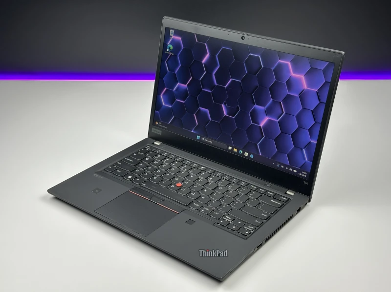 Lenovo ThinkPad T14 Gen 2 z i5-1145G7 i ekranem 14" FHD. Intel Iris Xe Graphics, modem LTE i klawiatura US — mobilny zestaw do pracy poza biurem.