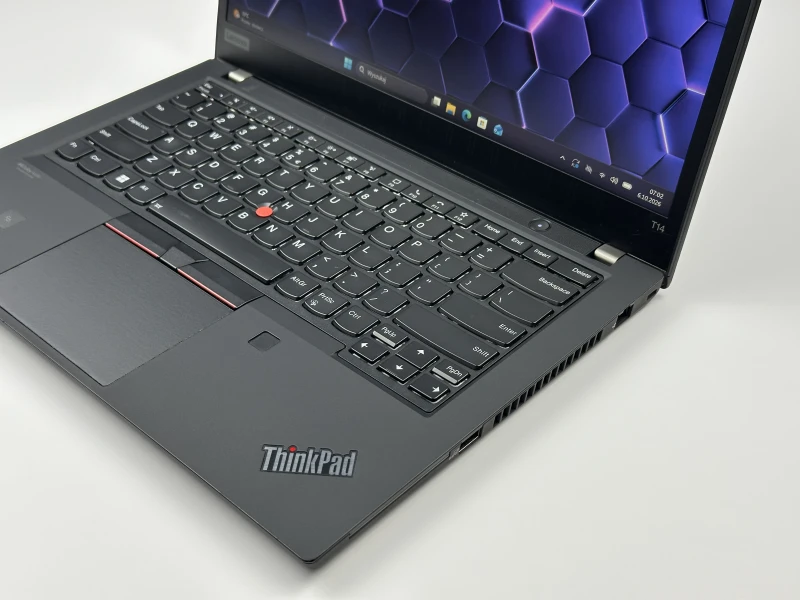 Lenovo ThinkPad T14 Gen 2 z i5-1145G7 i ekranem 14" FHD. Intel Iris Xe Graphics, modem LTE i klawiatura US — mobilny zestaw do pracy poza biurem.