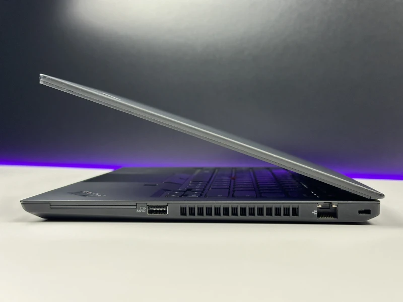 Lenovo ThinkPad T14 Gen 2 z i5-1145G7 i ekranem 14" FHD. Intel Iris Xe Graphics, modem LTE i klawiatura US — mobilny zestaw do pracy poza biurem.