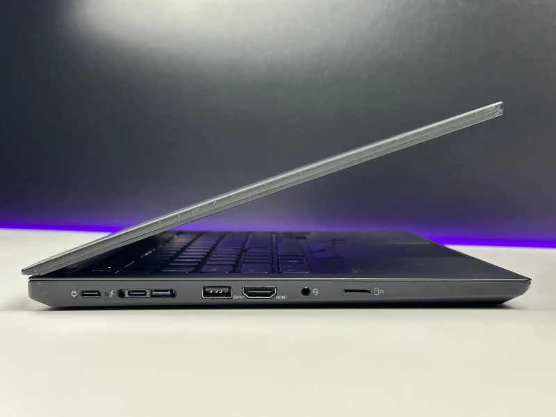 Lenovo ThinkPad T14 Gen 2 z i5-1145G7 i ekranem 14" FHD. Intel Iris Xe Graphics, modem LTE i klawiatura US — mobilny zestaw do pracy poza biurem.