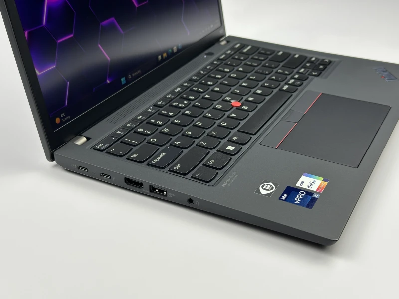 Lenovo ThinkPad X13 Gen 3 z procesorem i5-1245U, 16GB RAM i ekranem 13.3" FHD+. Ultralekki laptop z Intel Iris Xe i czytnikiem linii papilarnych.