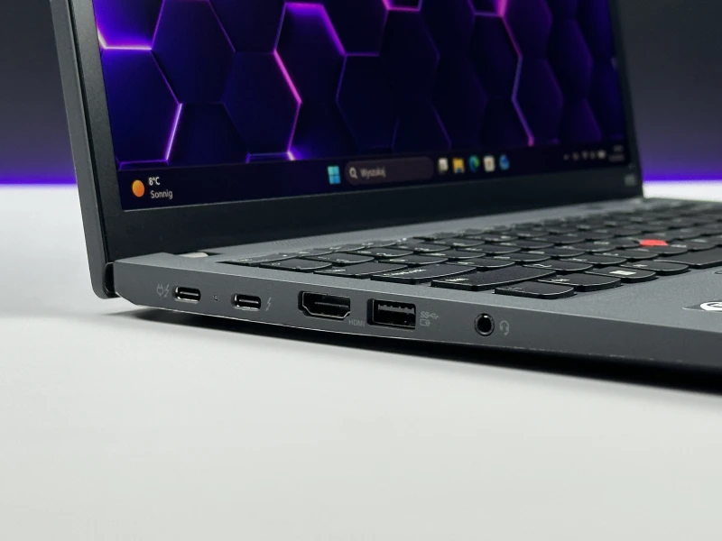 Lenovo ThinkPad X13 Gen 3 z procesorem i5-1245U, 16GB RAM i ekranem 13.3" FHD+. Ultralekki laptop z Intel Iris Xe i czytnikiem linii papilarnych.