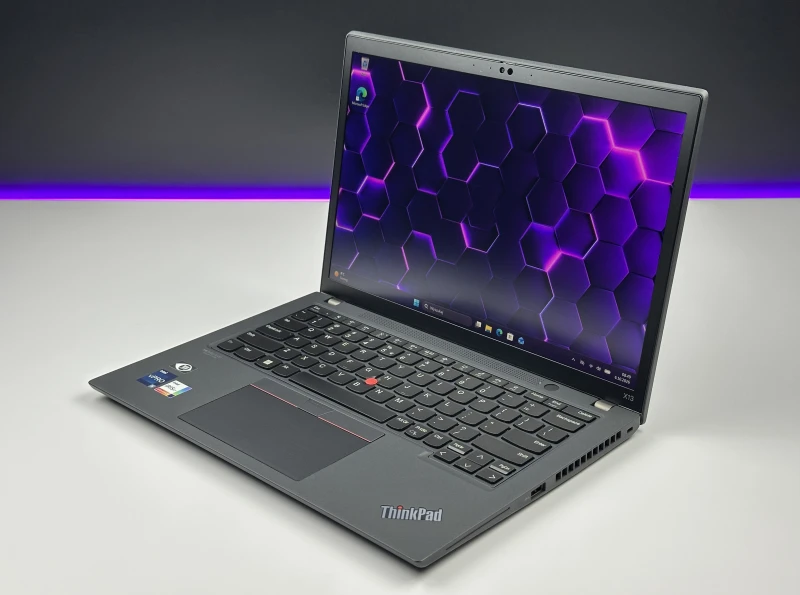 Lenovo ThinkPad X13 Gen 3 z procesorem i5-1245U, 16GB RAM i ekranem 13.3" FHD+. Ultralekki laptop z Intel Iris Xe i czytnikiem linii papilarnych.