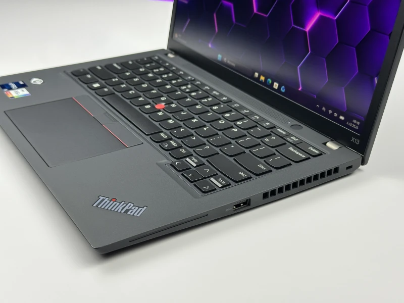 Lenovo ThinkPad X13 Gen 3 z procesorem i5-1245U, 16GB RAM i ekranem 13.3" FHD+. Ultralekki laptop z Intel Iris Xe i czytnikiem linii papilarnych.
