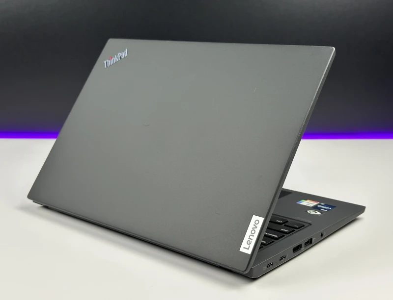 Lenovo ThinkPad X13 Gen 3 z procesorem i5-1245U, 16GB RAM i ekranem 13.3" FHD+. Ultralekki laptop z Intel Iris Xe i czytnikiem linii papilarnych.