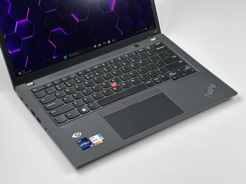 Lenovo ThinkPad X13 Gen 3 z procesorem i5-1245U, 16GB RAM i ekranem 13.3" FHD+. Ultralekki laptop z Intel Iris Xe i czytnikiem linii papilarnych.