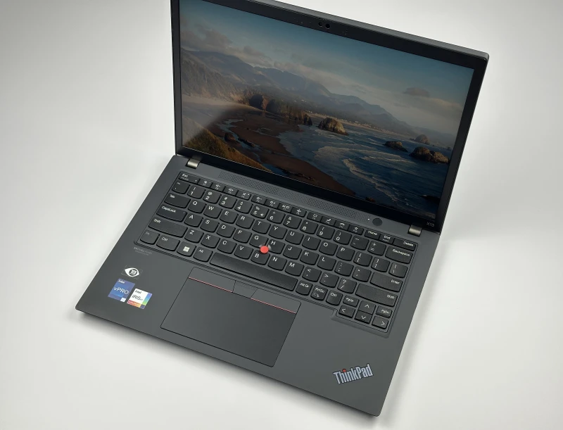 Lenovo ThinkPad X13 Gen 3 z procesorem i5-1245U, 16GB RAM i ekranem 13.3" FHD+. Ultralekki laptop z Intel Iris Xe i czytnikiem linii papilarnych.