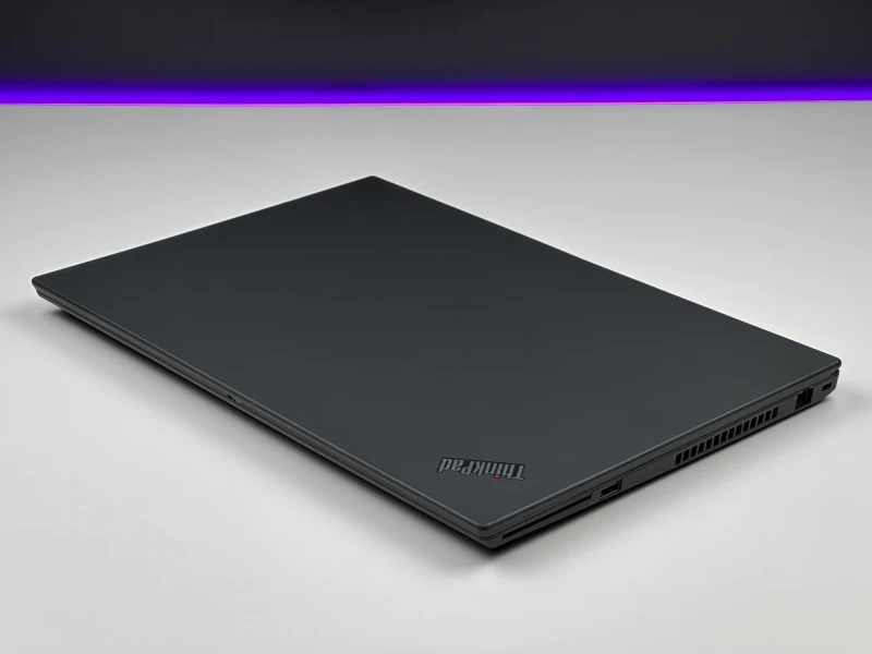 Lenovo ThinkPad T590 z procesorem i7-8565U, ekranem 15.6" i Intel UHD Graphics 620. Klasyczny ThinkPad w większym formacie.