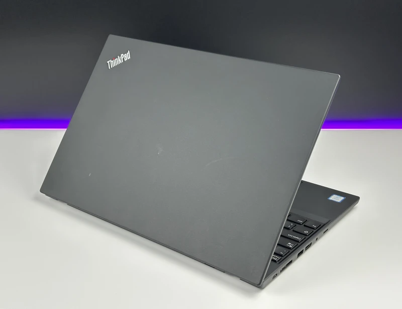 Lenovo ThinkPad T590 z procesorem i7-8565U, ekranem 15.6" i Intel UHD Graphics 620. Klasyczny ThinkPad w większym formacie.