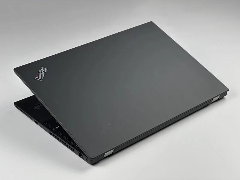 Lenovo ThinkPad T590 z procesorem i7-8565U, ekranem 15.6" i Intel UHD Graphics 620. Klasyczny ThinkPad w większym formacie.