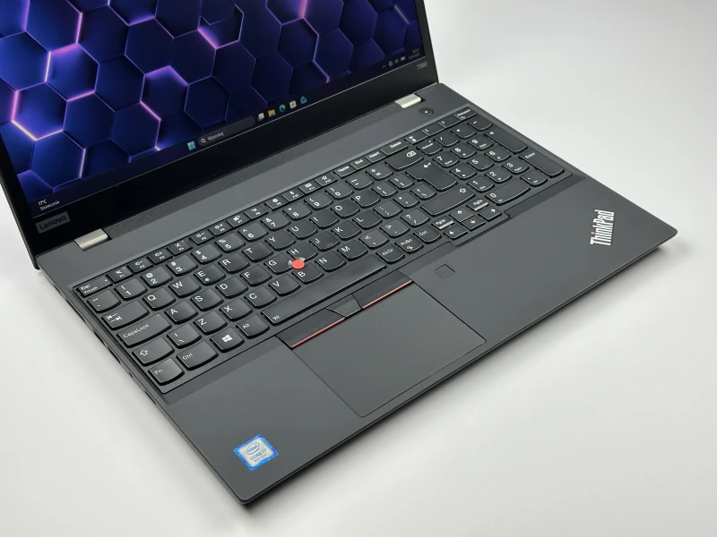 Lenovo ThinkPad T590 z procesorem i7-8565U, ekranem 15.6" i Intel UHD Graphics 620. Klasyczny ThinkPad w większym formacie.