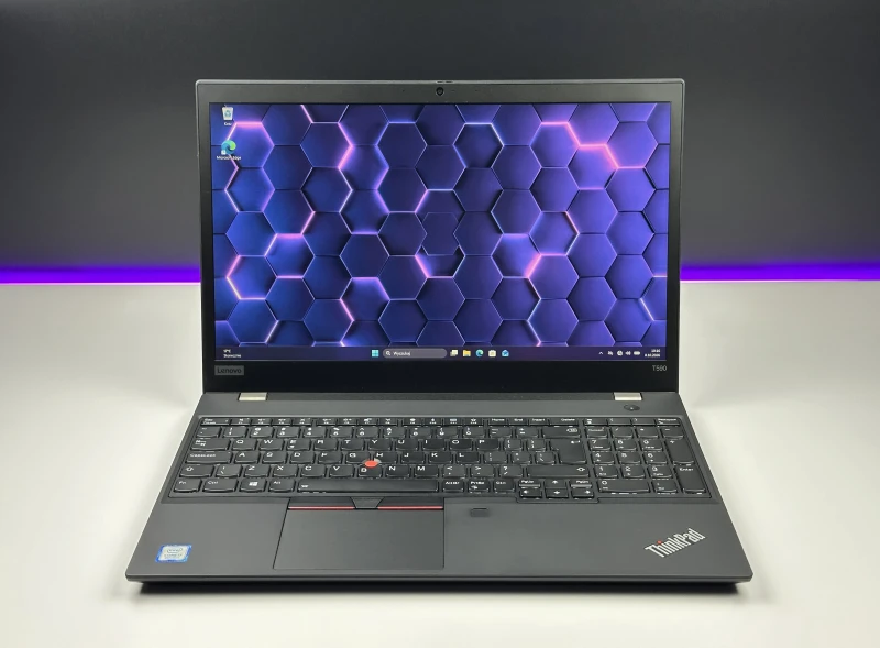 Lenovo ThinkPad T590 z procesorem i7-8565U, ekranem 15.6" i Intel UHD Graphics 620. Klasyczny ThinkPad w większym formacie.