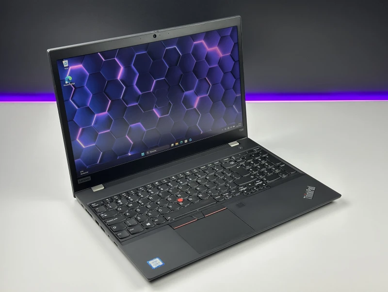 Lenovo ThinkPad T590 z procesorem i7-8565U, ekranem 15.6" i Intel UHD Graphics 620. Klasyczny ThinkPad w większym formacie.