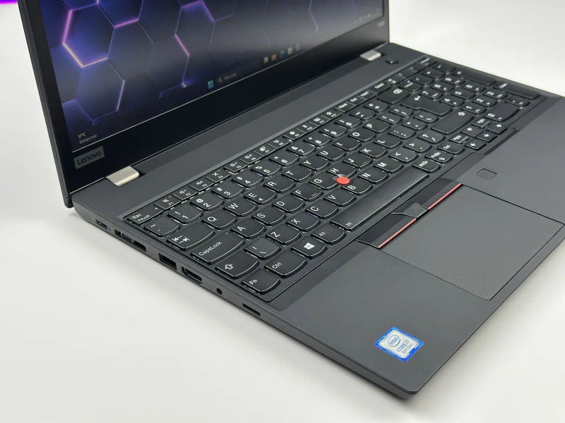 Lenovo ThinkPad T590 z procesorem i7-8565U, ekranem 15.6" i Intel UHD Graphics 620. Klasyczny ThinkPad w większym formacie.