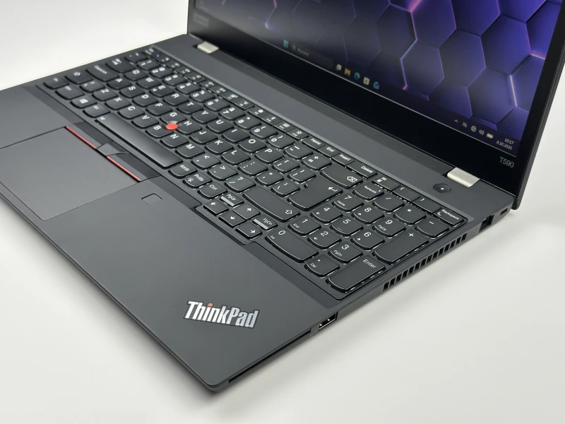 Lenovo ThinkPad T590 z procesorem i7-8565U, ekranem 15.6" i Intel UHD Graphics 620. Klasyczny ThinkPad w większym formacie.
