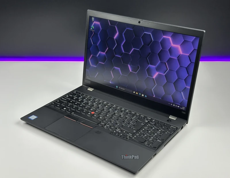 Lenovo ThinkPad T590 z procesorem i7-8565U, ekranem 15.6" i Intel UHD Graphics 620. Klasyczny ThinkPad w większym formacie.