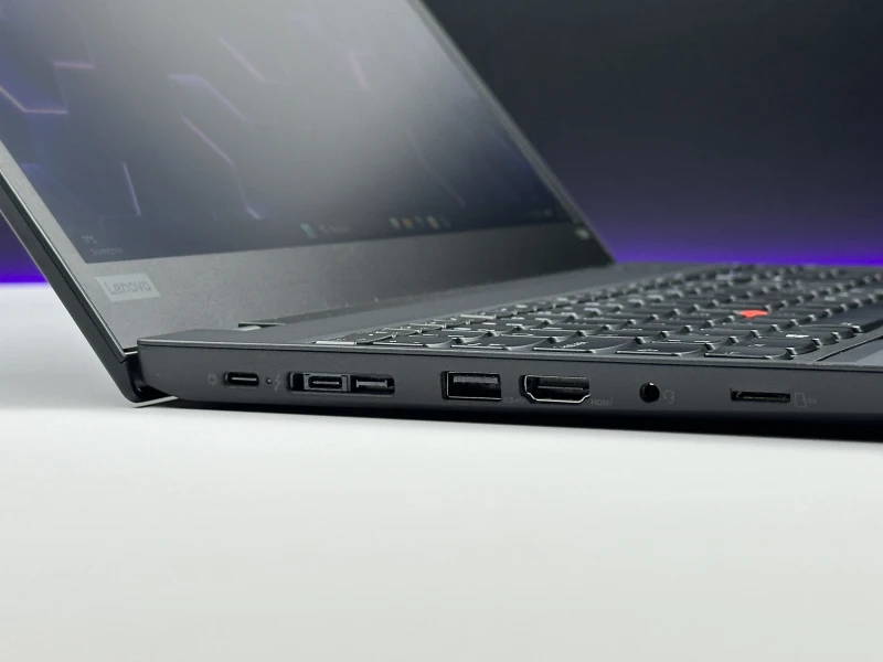 Lenovo ThinkPad T590 z procesorem i7-8565U, ekranem 15.6" i Intel UHD Graphics 620. Klasyczny ThinkPad w większym formacie.