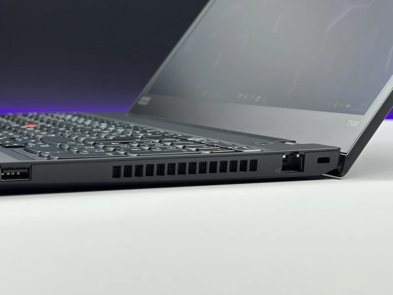 Lenovo ThinkPad T590 z procesorem i7-8565U, ekranem 15.6" i Intel UHD Graphics 620. Klasyczny ThinkPad w większym formacie.