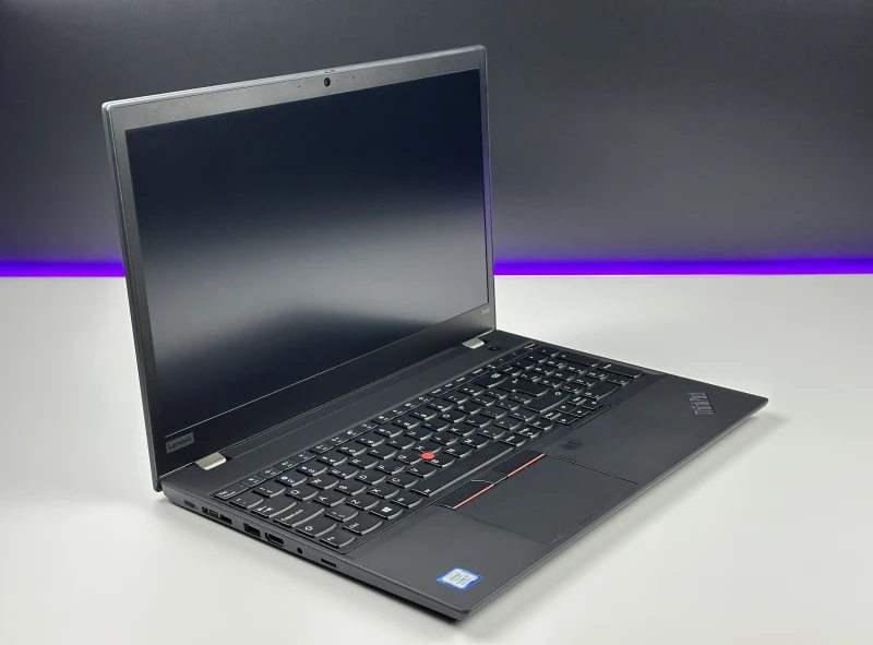Lenovo ThinkPad T590 z procesorem i7-8565U, ekranem 15.6" i Intel UHD Graphics 620. Klasyczny ThinkPad w większym formacie.