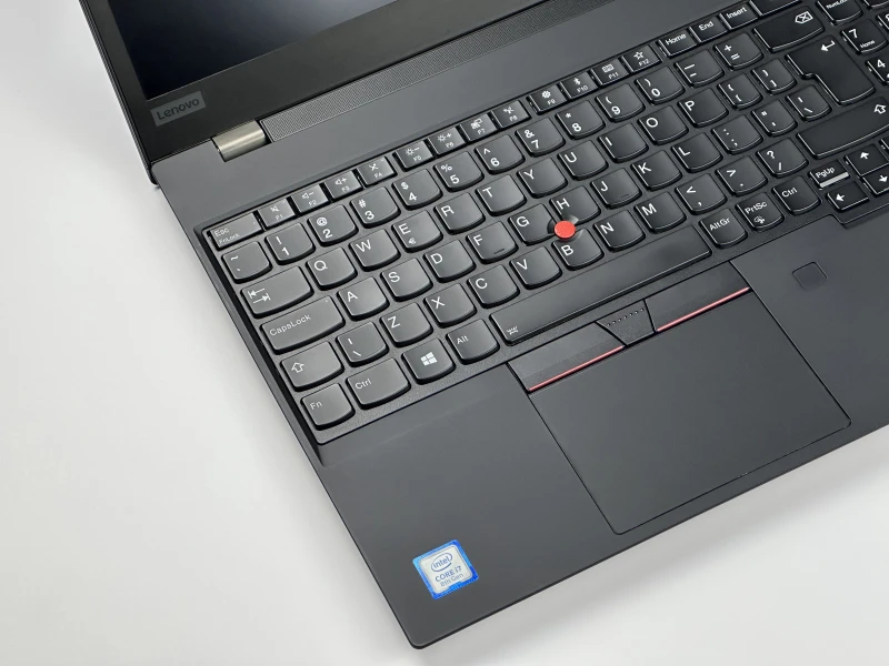 Lenovo ThinkPad T590 z procesorem i7-8565U, ekranem 15.6" i Intel UHD Graphics 620. Klasyczny ThinkPad w większym formacie.