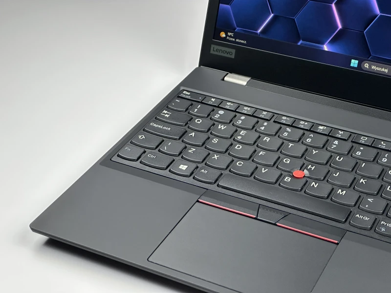 ThinkPad T15 Gen 1 z i7-10610U, ekranem 15.6" i GeForce MX330. Biznesowy laptop z dodatkową grafiką NVIDIA do bardziej wymagających zadań.