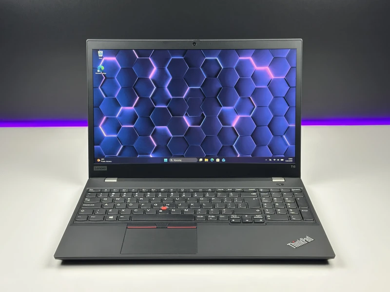 ThinkPad T15 Gen 1 z i7-10610U, ekranem 15.6" i GeForce MX330. Biznesowy laptop z dodatkową grafiką NVIDIA do bardziej wymagających zadań.