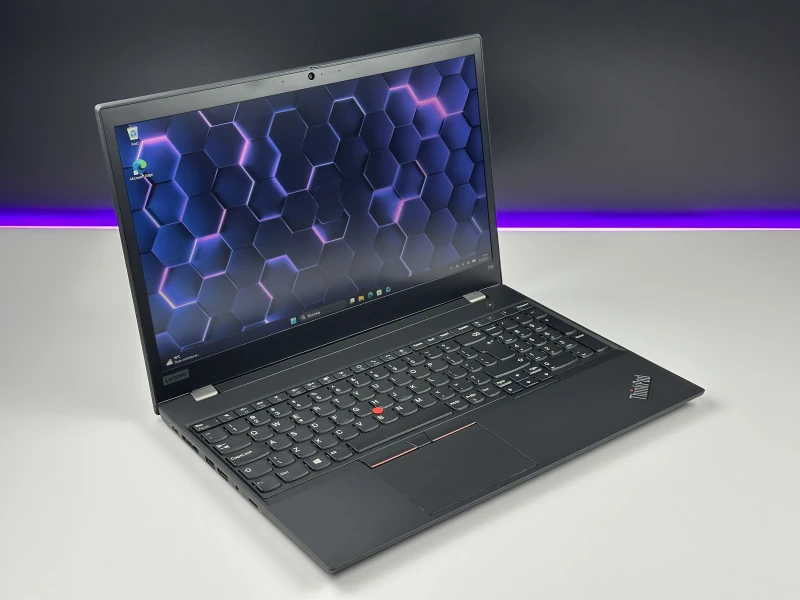 ThinkPad T15 Gen 1 z i7-10610U, ekranem 15.6" i GeForce MX330. Biznesowy laptop z dodatkową grafiką NVIDIA do bardziej wymagających zadań.
