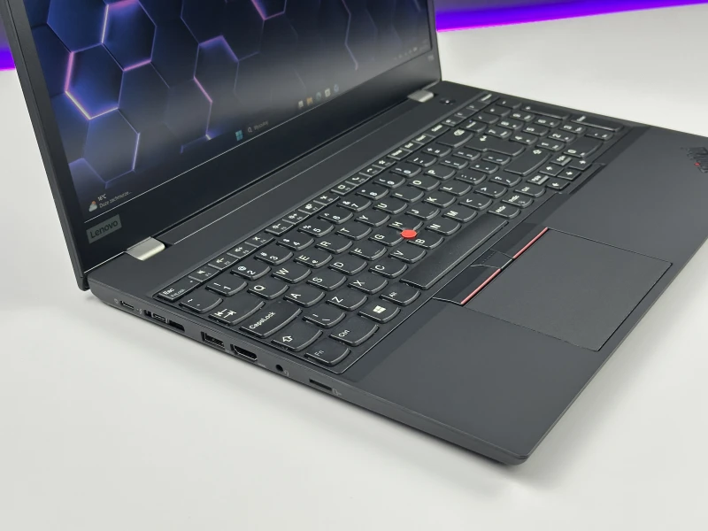 ThinkPad T15 Gen 1 z i7-10610U, ekranem 15.6" i GeForce MX330. Biznesowy laptop z dodatkową grafiką NVIDIA do bardziej wymagających zadań.