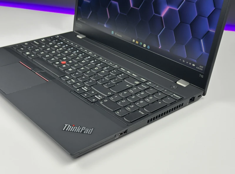 ThinkPad T15 Gen 1 z i7-10610U, ekranem 15.6" i GeForce MX330. Biznesowy laptop z dodatkową grafiką NVIDIA do bardziej wymagających zadań.