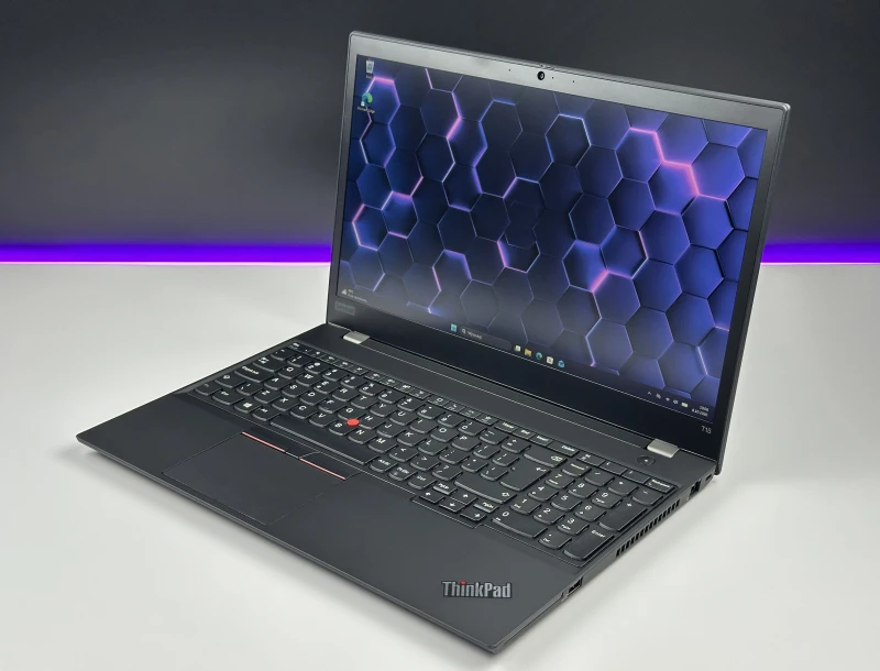 ThinkPad T15 Gen 1 z i7-10610U, ekranem 15.6" i GeForce MX330. Biznesowy laptop z dodatkową grafiką NVIDIA do bardziej wymagających zadań.