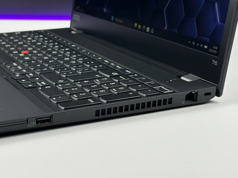 ThinkPad T15 Gen 1 z i7-10610U, ekranem 15.6" i GeForce MX330. Biznesowy laptop z dodatkową grafiką NVIDIA do bardziej wymagających zadań.