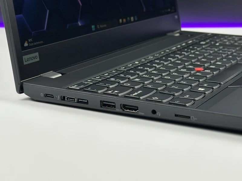 ThinkPad T15 Gen 1 z i7-10610U, ekranem 15.6" i GeForce MX330. Biznesowy laptop z dodatkową grafiką NVIDIA do bardziej wymagających zadań.