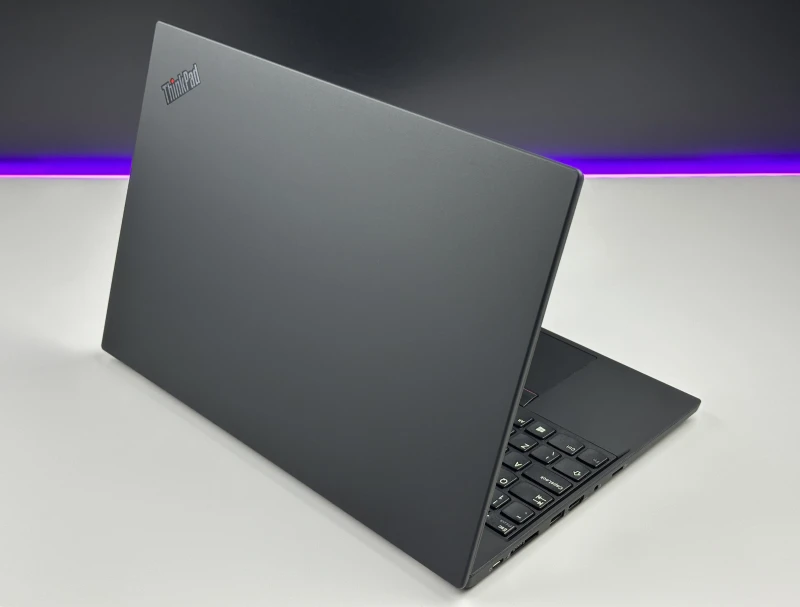 ThinkPad T15 Gen 1 z i7-10610U, ekranem 15.6" i GeForce MX330. Biznesowy laptop z dodatkową grafiką NVIDIA do bardziej wymagających zadań.
