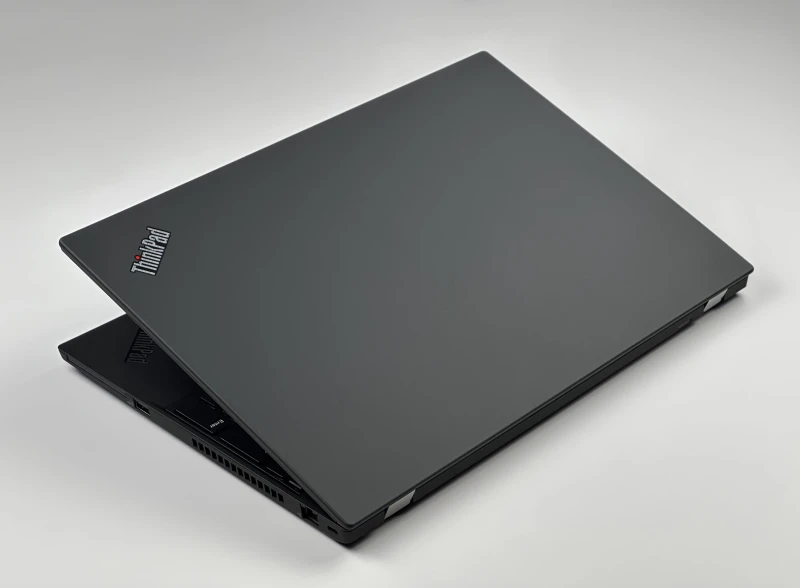 ThinkPad T15 Gen 1 z i7-10610U, ekranem 15.6" i GeForce MX330. Biznesowy laptop z dodatkową grafiką NVIDIA do bardziej wymagających zadań.