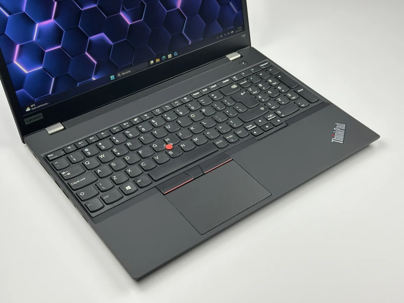 ThinkPad T15 Gen 1 z i7-10610U, ekranem 15.6" i GeForce MX330. Biznesowy laptop z dodatkową grafiką NVIDIA do bardziej wymagających zadań.