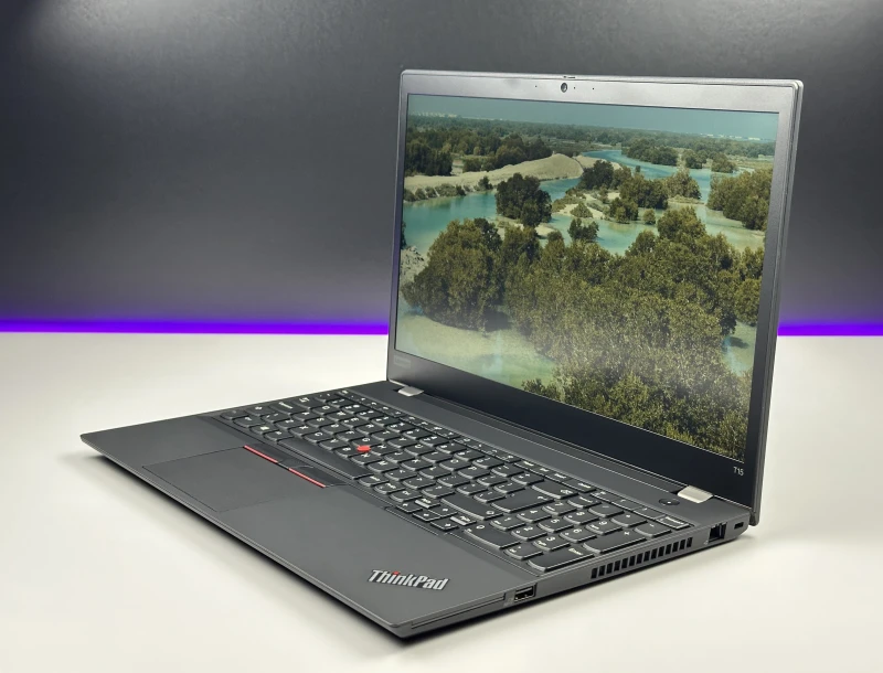 ThinkPad T15 Gen 1 z i7-10610U, ekranem 15.6" i GeForce MX330. Biznesowy laptop z dodatkową grafiką NVIDIA do bardziej wymagających zadań.