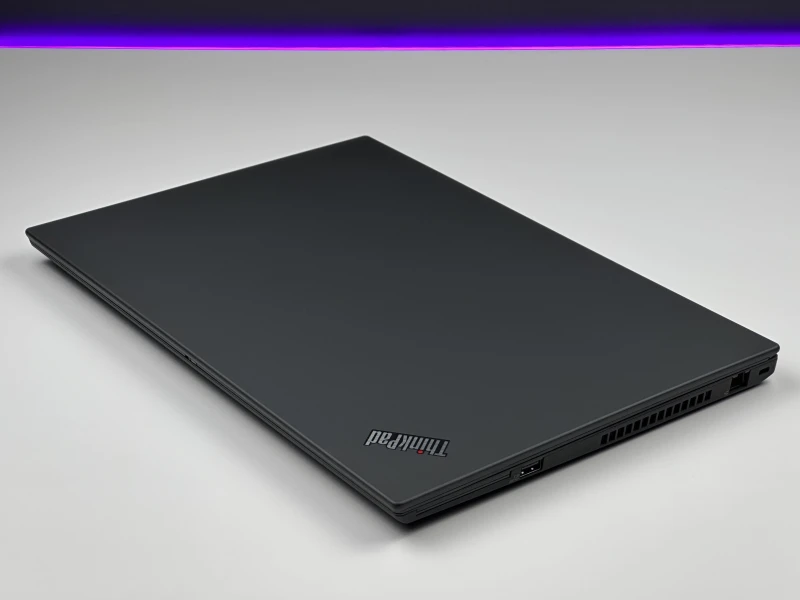 ThinkPad T15 Gen 1 z i7-10610U, ekranem 15.6" i GeForce MX330. Biznesowy laptop z dodatkową grafiką NVIDIA do bardziej wymagających zadań.
