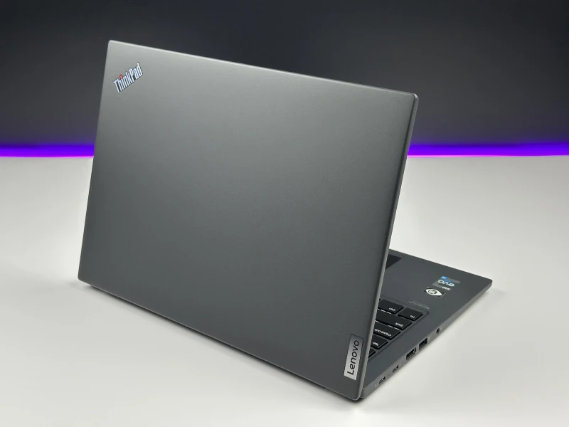 Lenovo ThinkPad T14s Gen 3 z i7-1255U, ekranem 14" FHD+ i Intel Iris Xe Graphics. Smukły laptop biznesowy z modemem LTE i klawiaturą US.