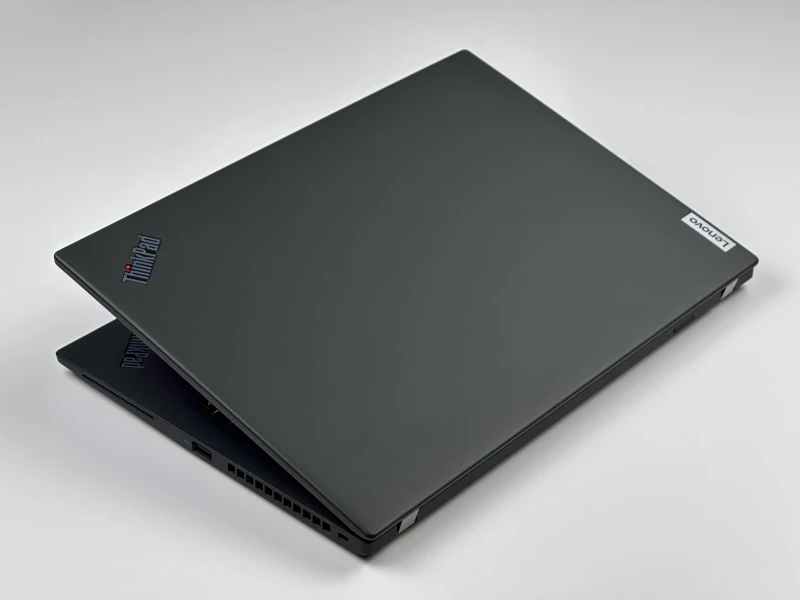 Lenovo ThinkPad T14s Gen 3 z i7-1255U, ekranem 14" FHD+ i Intel Iris Xe Graphics. Smukły laptop biznesowy z modemem LTE i klawiaturą US.