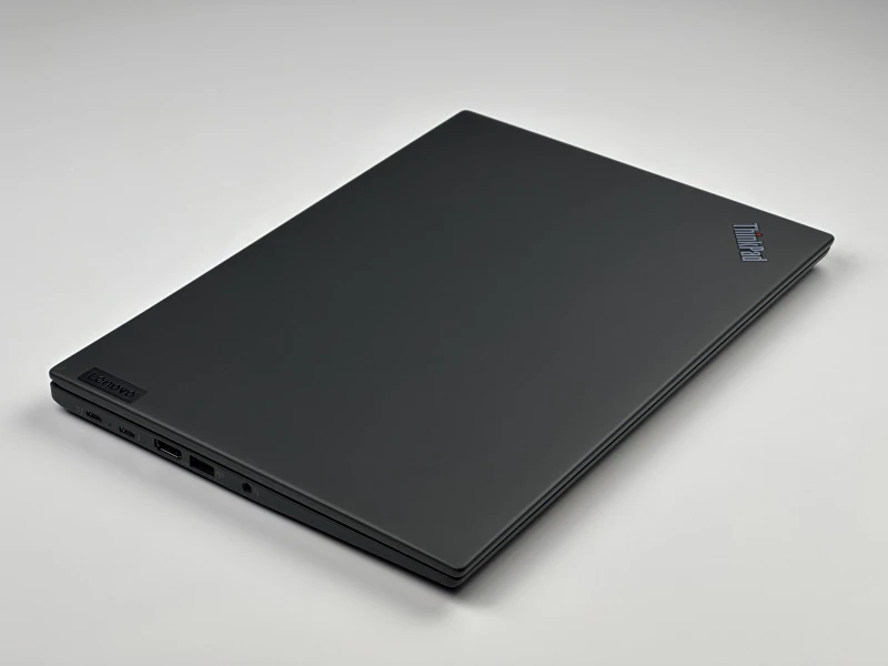 Lenovo ThinkPad T14s Gen 3 z i7-1255U, ekranem 14" FHD+ i Intel Iris Xe Graphics. Smukły laptop biznesowy z modemem LTE i klawiaturą US.
