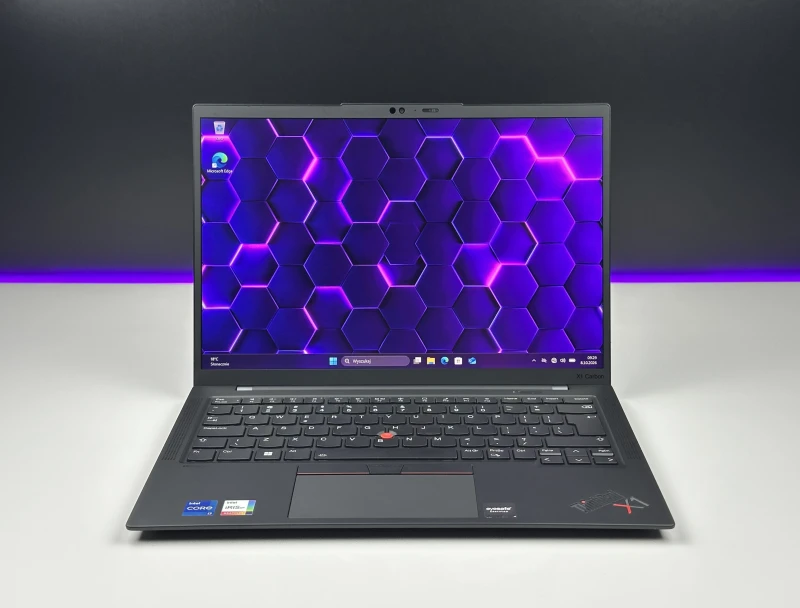 Lenovo ThinkPad X1 Carbon Gen 10 z i7-1260P, 16GB RAM i ekranem 14" FHD+. Smukła konstrukcja z 2x Thunderbolt 4 i czytnikiem linii papilarnych.