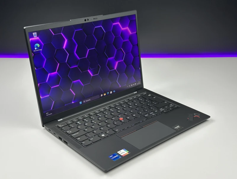 Lenovo ThinkPad X1 Carbon Gen 10 z i7-1260P, 16GB RAM i ekranem 14" FHD+. Smukła konstrukcja z 2x Thunderbolt 4 i czytnikiem linii papilarnych.