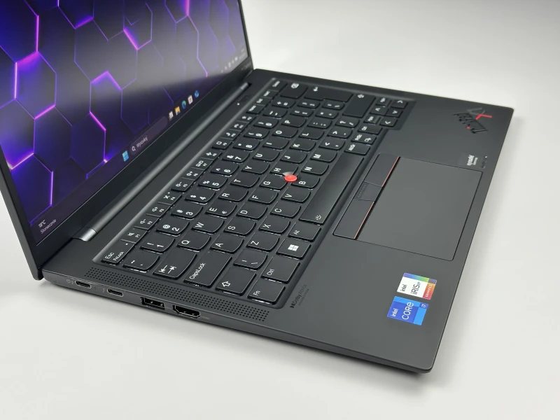 Lenovo ThinkPad X1 Carbon Gen 10 z i7-1260P, 16GB RAM i ekranem 14" FHD+. Smukła konstrukcja z 2x Thunderbolt 4 i czytnikiem linii papilarnych.
