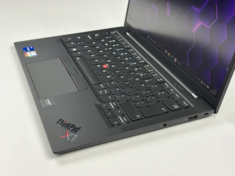 Lenovo ThinkPad X1 Carbon Gen 10 z i7-1260P, 16GB RAM i ekranem 14" FHD+. Smukła konstrukcja z 2x Thunderbolt 4 i czytnikiem linii papilarnych.