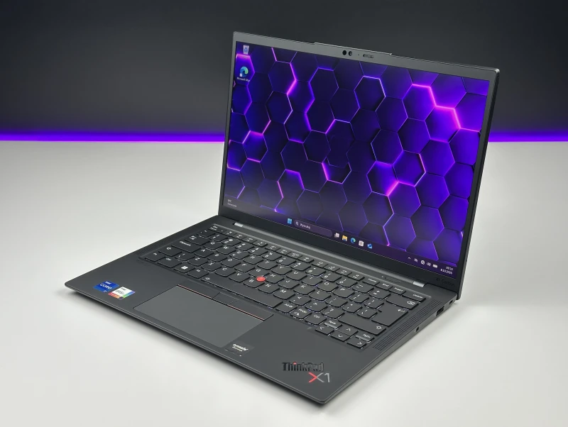 Lenovo ThinkPad X1 Carbon Gen 10 z i7-1260P, 16GB RAM i ekranem 14" FHD+. Smukła konstrukcja z 2x Thunderbolt 4 i czytnikiem linii papilarnych.