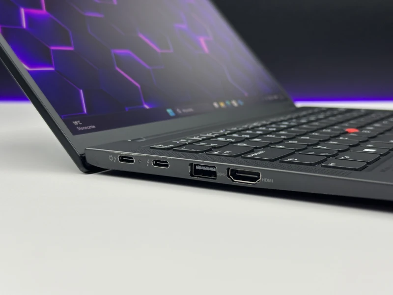 Lenovo ThinkPad X1 Carbon Gen 10 z i7-1260P, 16GB RAM i ekranem 14" FHD+. Smukła konstrukcja z 2x Thunderbolt 4 i czytnikiem linii papilarnych.