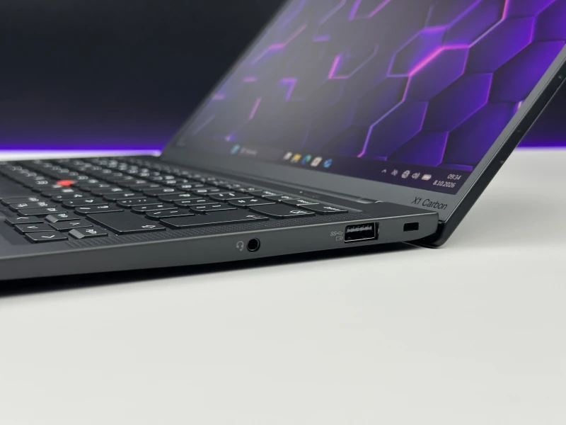 Lenovo ThinkPad X1 Carbon Gen 10 z i7-1260P, 16GB RAM i ekranem 14" FHD+. Smukła konstrukcja z 2x Thunderbolt 4 i czytnikiem linii papilarnych.