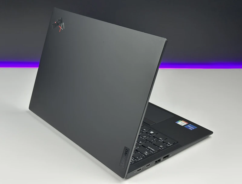 Lenovo ThinkPad X1 Carbon Gen 10 z i7-1260P, 16GB RAM i ekranem 14" FHD+. Smukła konstrukcja z 2x Thunderbolt 4 i czytnikiem linii papilarnych.
