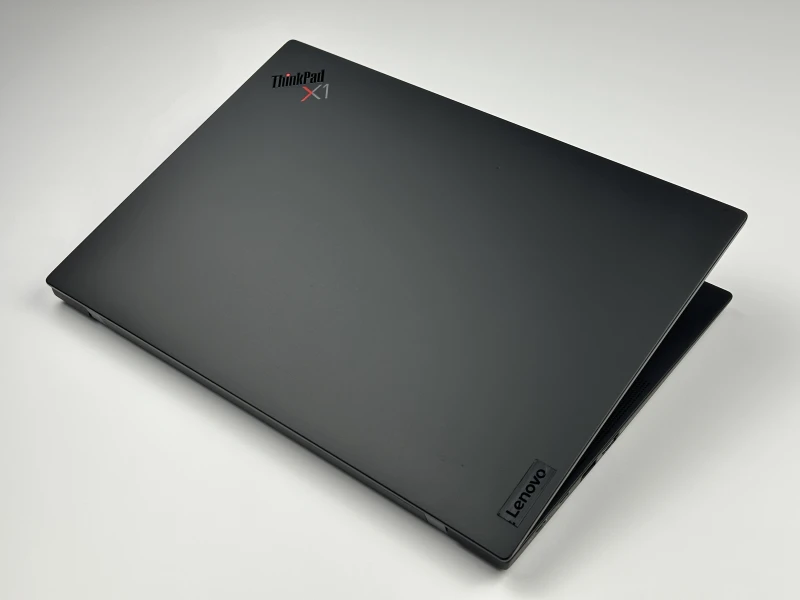 Lenovo ThinkPad X1 Carbon Gen 10 z i7-1260P, 16GB RAM i ekranem 14" FHD+. Smukła konstrukcja z 2x Thunderbolt 4 i czytnikiem linii papilarnych.