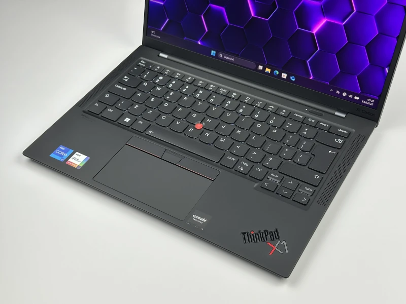 Lenovo ThinkPad X1 Carbon Gen 10 z i7-1260P, 16GB RAM i ekranem 14" FHD+. Smukła konstrukcja z 2x Thunderbolt 4 i czytnikiem linii papilarnych.